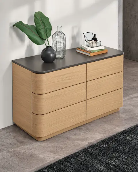 Cómoda Amora com oito gavetas em ambiente