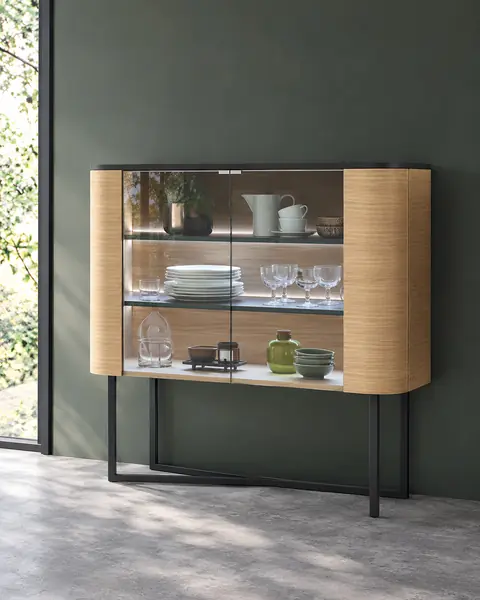 Móvel bar Amora com portas de vidro em ambiente