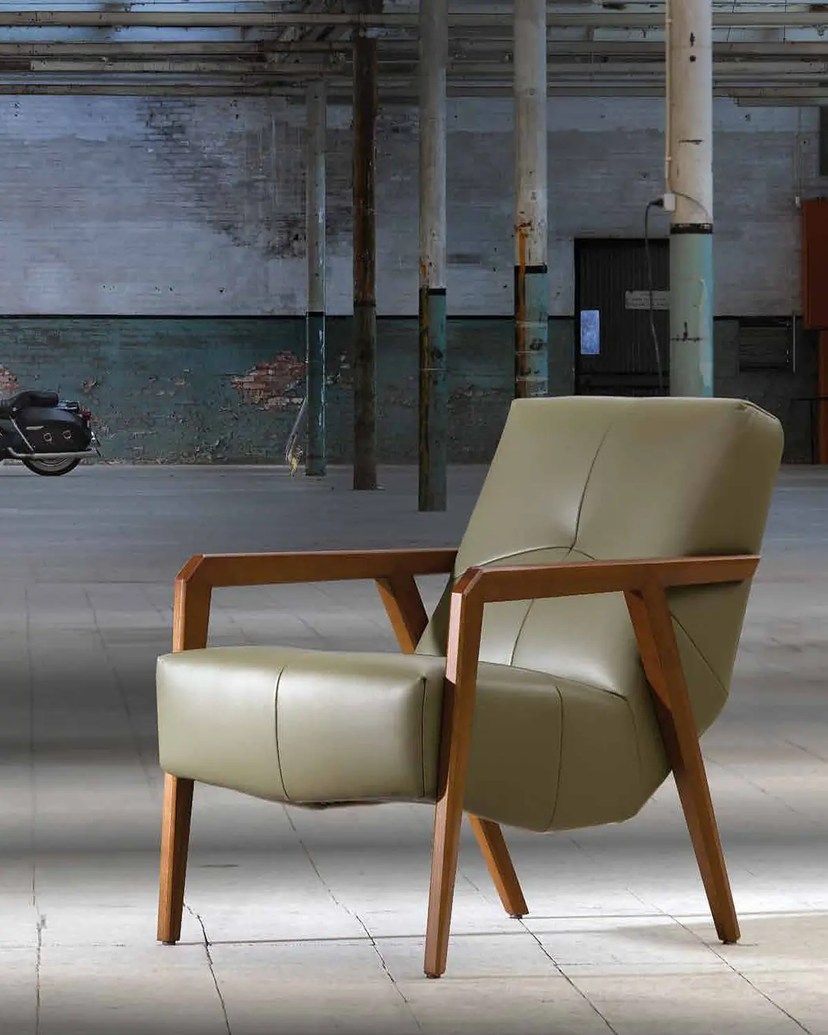 Poltrona Little de encosto baixo em ambiente