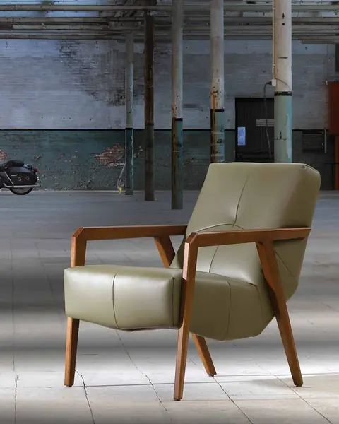 Poltrona Little de encosto baixo em ambiente