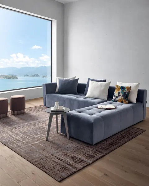 Sofá Enigma com chaise longue sem braço em ambiente